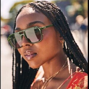 Gorgeous Quay polarized sunglasses. Emerald green in the style “On the Fly” 😎